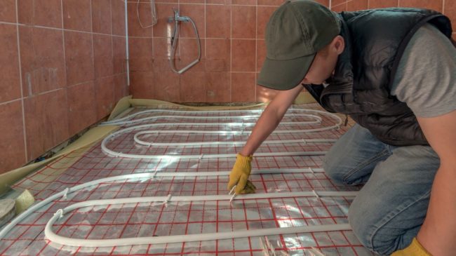 Снимка - Полагане и закрепване на водния кръг във ваната