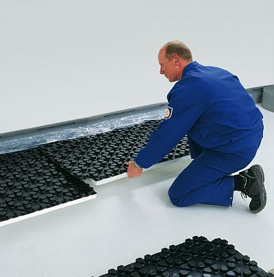 Снимка - Полагане на топлоизолационни рогозки с ключалки