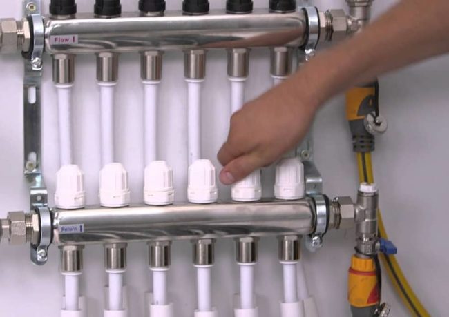 Снимка - Всички клапани на колектора са отворени, за да се освободи последният въздух