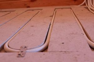 Снимка - Подово отопление с вода върху ламели