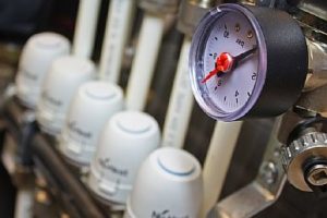 Снимка - Изпитване на налягане на подово отопление с вода