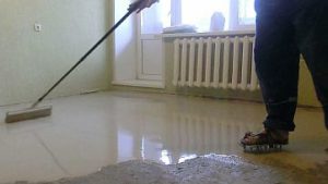 Снимка: Изливане на саморазливна смес върху инфрачервен под