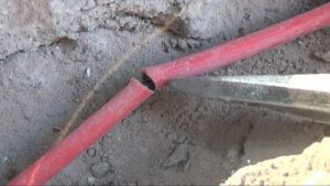 Снимка - Тръба се реже, за да се отстрани теч
