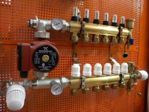 Снимка - монтаж на колектор за подово отопление