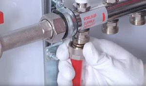 Снимка - Свързване на маркуча към гребена