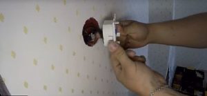 Снимка - Поставяне на устройството в стенната кутия