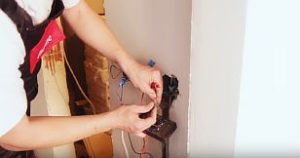 Снимка - Свързване на проводници към термостата