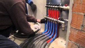 Снимка - Подовите тръби са свързани към колектора