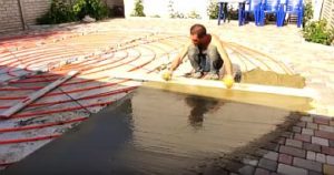 Снимка: Запълване на тръби със замазка