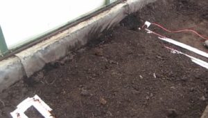 Снимка - Запълва се слой почва