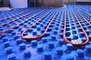 Снимка - Топъл под върху постелки с босове