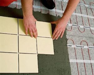 Снимка - Полагане на плочки върху рогозки