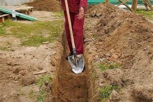 Снимка: Изкопаване на траншеи за тръби