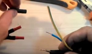 Снимка - Поставяне на съединителите върху проводниците