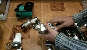 Снимка - Закрепване на съединителя на помпата