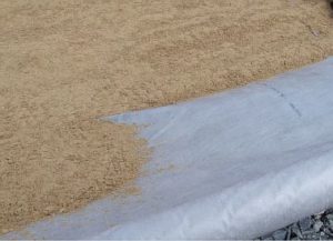 Снимка - Нанасяне на слой пясък