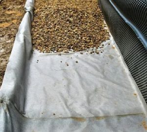 Снимка - Полагане на хидроизолация и запълване с експандирана глина