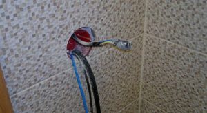 Снимка - Вкарваме кабелите в стенната кутия