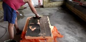 Снимка - нанасяне на лепило с гребен