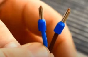 Снимка - свързване на захранващите кабели към термостата