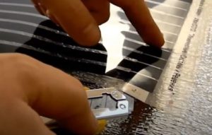 Снимка – повдигане на филма с нож