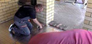 Снимка - Свързване на пенопластови плоскости заедно