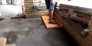 Снимка 6. Полагане на първата изолационна плоча