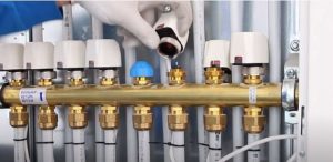 Снимка 10. Монтаж на серво задвижвания на колектора за подово отопление