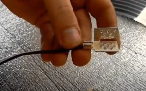 Снимка: Поставяне на жицата в скобата