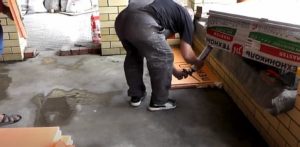 Снимка - разпенване на края на изолационен панел