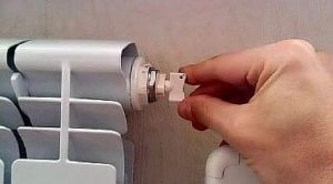 Снимка: Изпускане на въздух от радиатор с помощта на клапан на Маевски