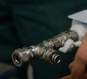 Снимка - свързване на тройник и сферичен кран