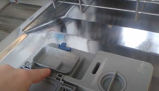 Снимка - Кутии за таблетки и вода за уста