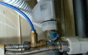 Снимка - Свързване на гъвкав маркуч към тройник с помощта на съединителна гайка