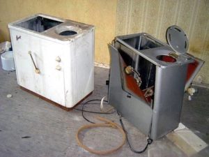 Снимка - Стари перални машини с отстранени двигатели