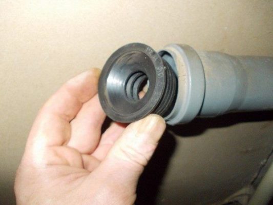 Снимка: Монтиране на маншет в канализационна тръба