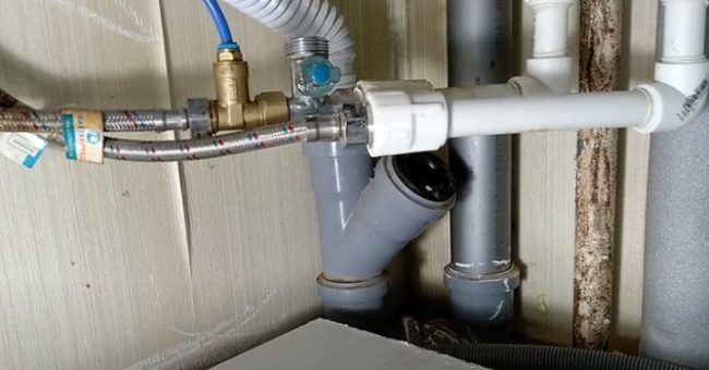 Снимка - Поставяне на тройник във водопровод