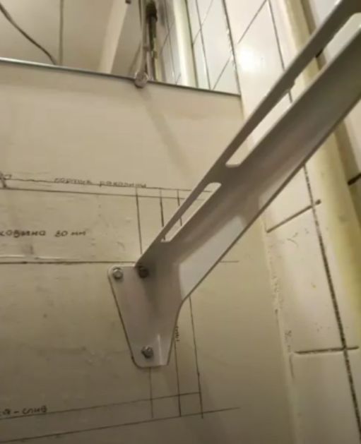 Снимка - Монтиране на скобата към стената