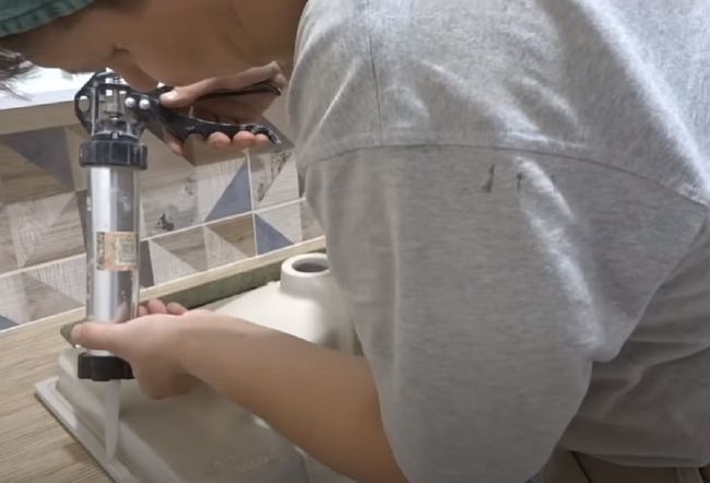 Снимка - Нанасяне на силикон по краищата на мивката