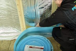 Прикрепете го към стената