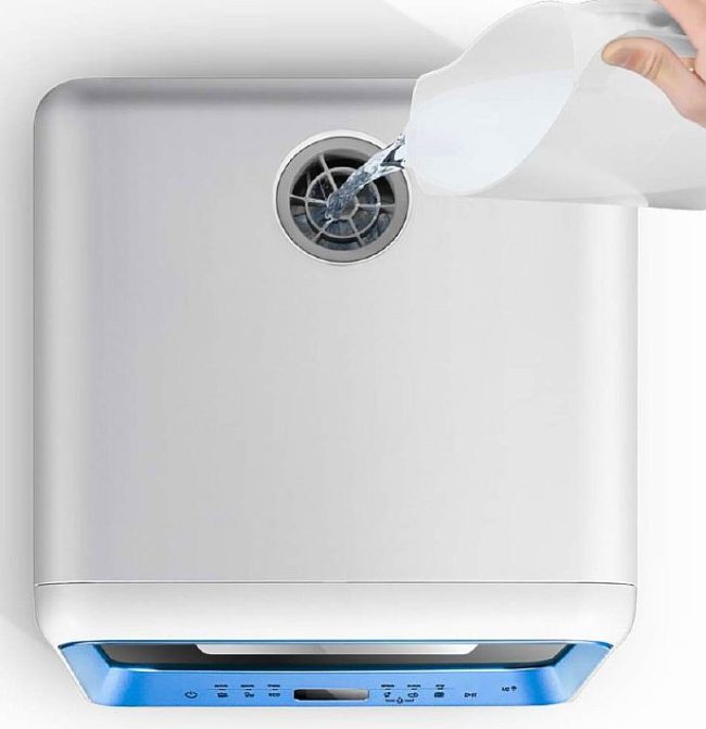 Снимка - отвор за пълнене в капака на пералнята