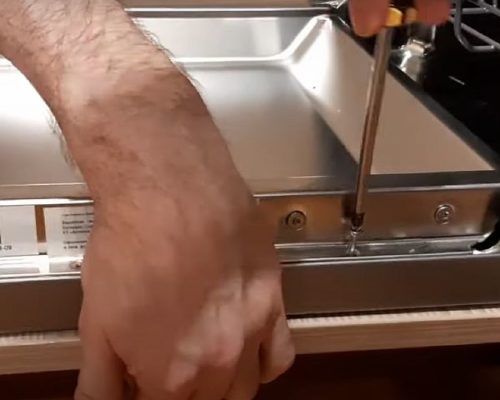 Снимка - Закрепване на фасадата с винтове