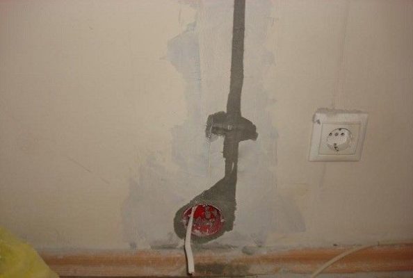 Снимка - Скрито окабеляване към електрически контакт