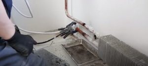 Снимка: Демонтиране на стария радиатор