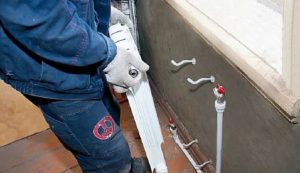 Снимка - Окачване на радиатора на скоби