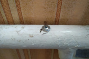 Завийте самонарезен винт в течаща тръба