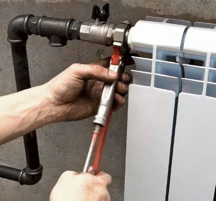 Снимка: Свързване на крановете към радиатора с помощта на съединители