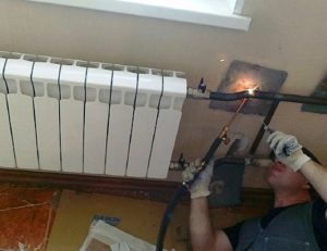 Снимка - отрязване на захранващите тръби