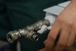 Снимка - Завинтване на долния модул в радиатора