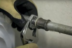 Снимка - Развиване на гайка на съединител с регулируем гаечен ключ